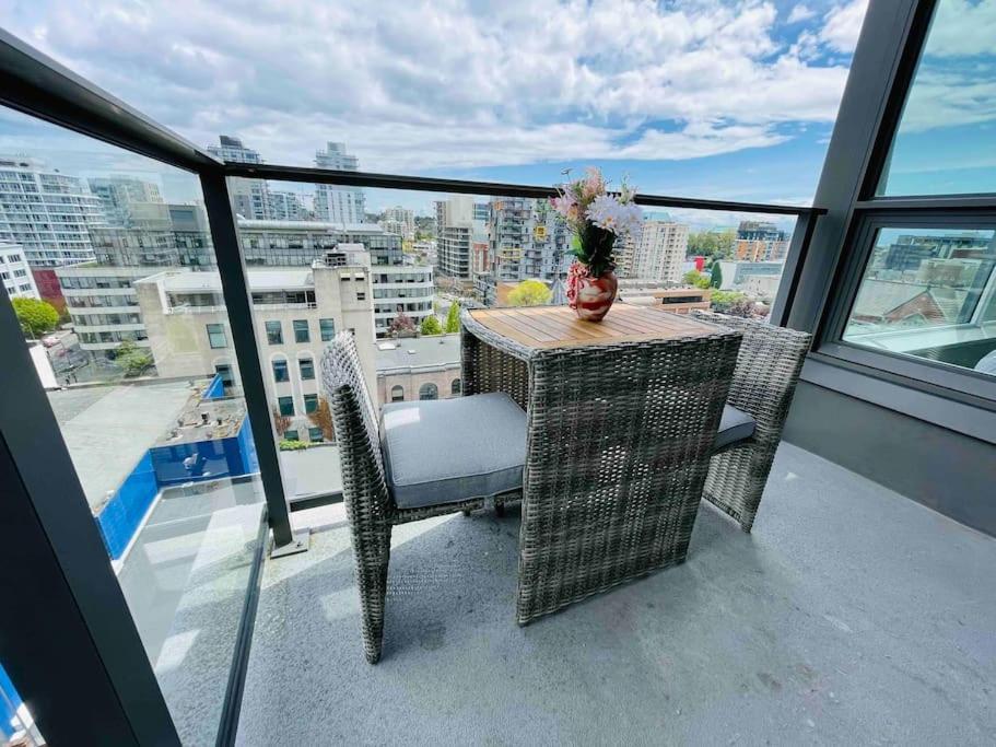 Modern 2 Bedroom Ocean Views Victoria Downtown Free Parking Exterior foto