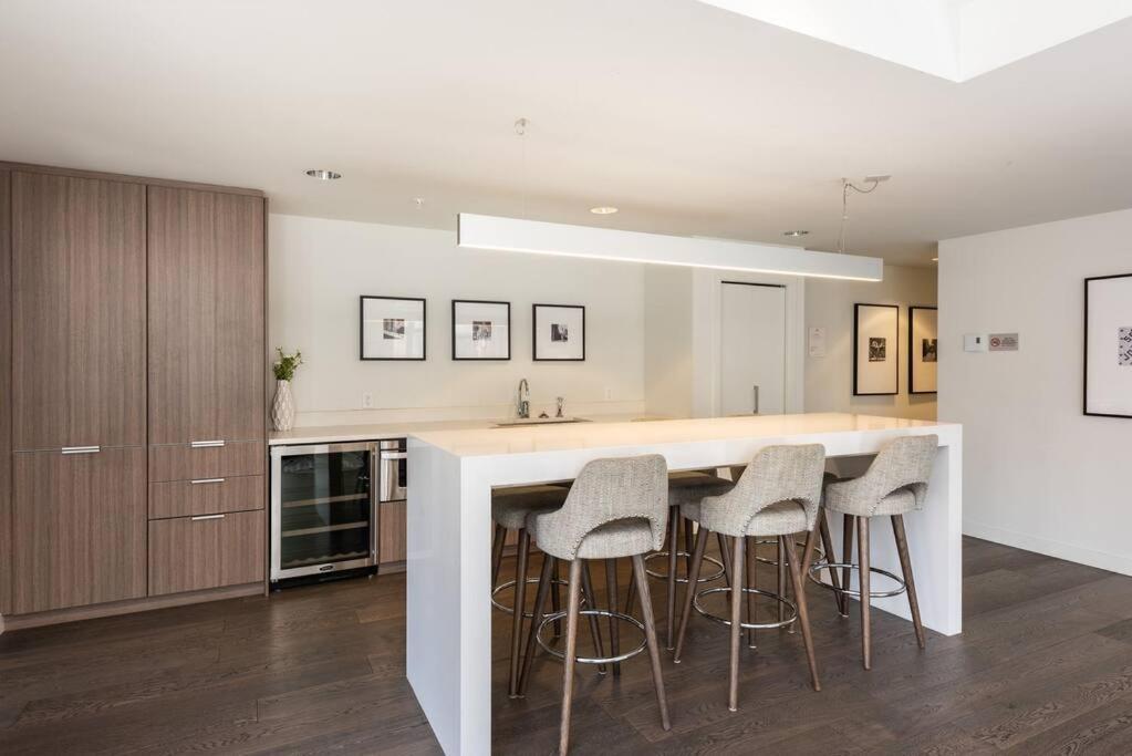 Modern 2 Bedroom Ocean Views Victoria Downtown Free Parking Exterior foto